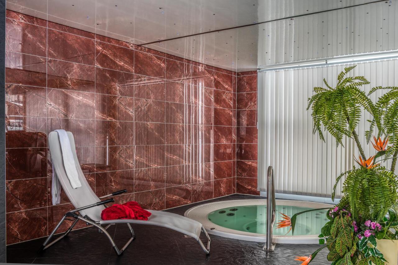 Wellness- Und Schneesporthotel Christiania Saas-Almagell Exterior foto